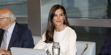 La reina Letizia adelanta el verano repitiendo vestido blanco de Massimo Dutti