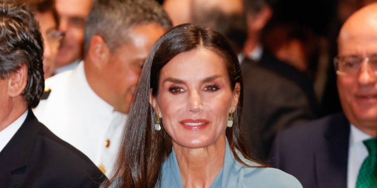 La reina Letizia recupera un vestido cruzado de color azul que es perfecto para las invitadas de entretiempo