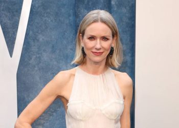 Naomi Watts se casa con un vestido bohemio de casi 5.000 euros