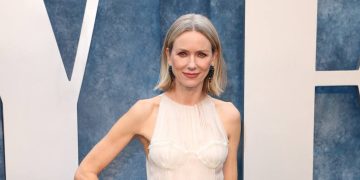 Naomi Watts se casa con un vestido bohemio de casi 5.000 euros