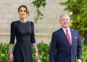 Rania de Jordania, fiel a su tradicional estilo en la boda de su hijo