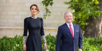 Rania de Jordania, fiel a su tradicional estilo en la boda de su hijo