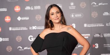 Rigoberta Bandini se casa con un vestido de tul y escote palabra de honor