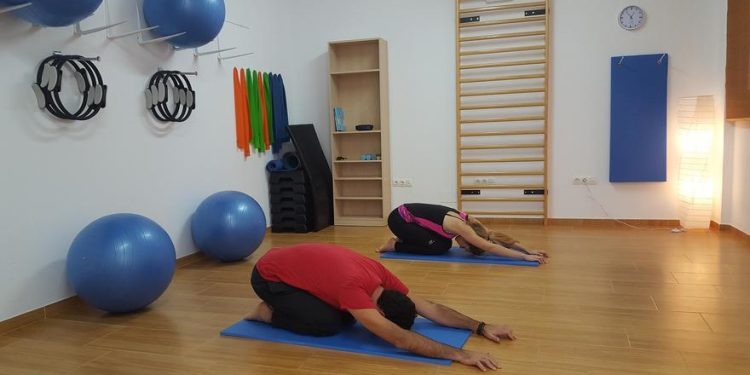 Tres ejercicios fáciles para ponerte en forma con una pelota de pilates
