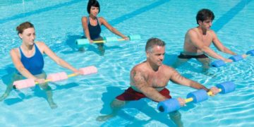 Diez ejercicios para perder peso en la piscina