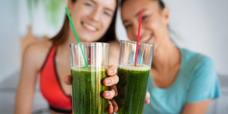 ZUMOS PARA ADELGAZAR: Adelgaza gracias al smoothie de espinacas, limón y té verde
