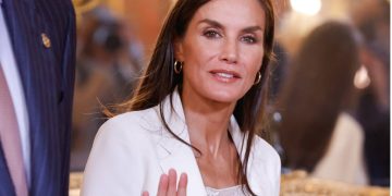 el look de la Reina Letizia para una mañana de reuniones en el Palacio Real