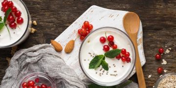 ALIMENTACIÓN SALUDABLE: Yogur griego: beneficios y cómo hacerlo en casa sin yogurtera