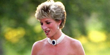El collar de perlas de Lady Di que protagonizó el desfile de Jacquemus