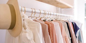 El truco viral para que te entre el doble de ropa en el armario