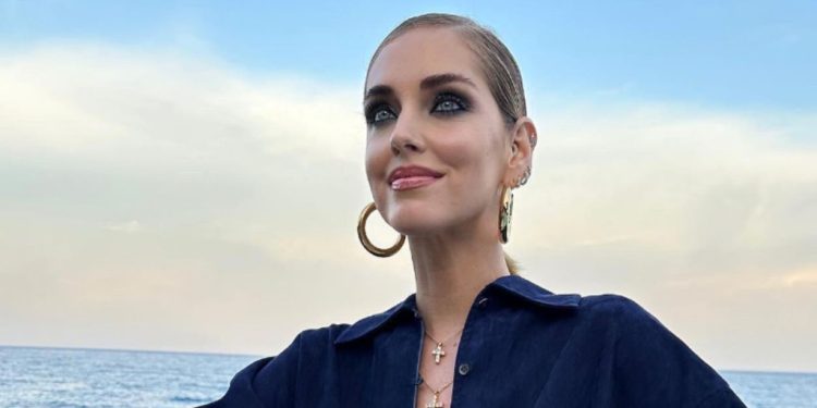 El vestido de Chiara Ferragni de marca española 'low cost' resuelve los looks en las noches de verano