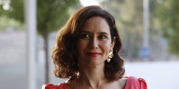 Isabel Díaz Ayuso se apunta a la tendencia 'barbiecore' en la entrega de los Premios Cavia 2023