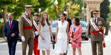 La Princesa Leonor, con vestido de lunares, en su primera visita a la Academia Militar de Zaragoza