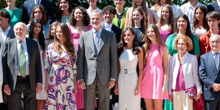 La Reina Letizia, con un ajustado vestido blanco, cede todo el protagonismo a sus hijas
