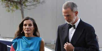 La Reina Letizia, con un elegante y rebajado conjunto azul turquesa en los Premios Cavia 2023