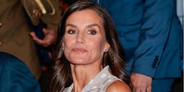 La Reina Letizia, con vestido de lunares repetido y corte de pelo nuevo en la entrega de las becas de la Caixa