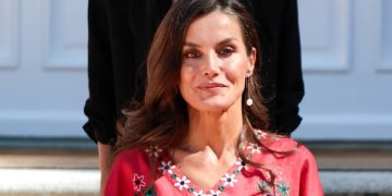 La Reina Letizia y su nuevo homenaje a Ucrania a través de su blusa