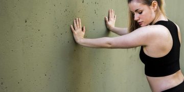 potencia y define tus hombros sin pesas