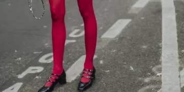 Cómo llevar las medias rojas con buen gusto