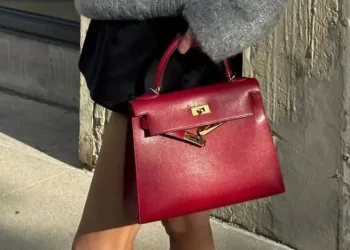 La tendencia de los bolsos rojos que ha enamorado a las famosas