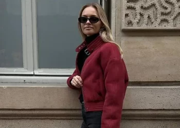 Las chaquetas rojas super favorecedoras que son tendencia en el street style