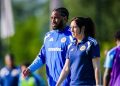 La Dra. Huurman marcando un hito histórico para las mujeres en el fútbol de élite.