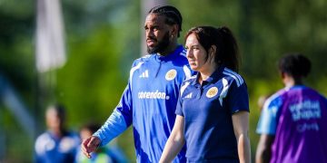 La Dra. Huurman marcando un hito histórico para las mujeres en el fútbol de élite.