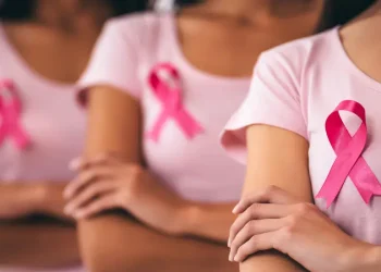 Especialista médico explicando la importancia de la mamografía preventiva a una mujer para la detección temprana del cáncer de mama.