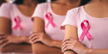 Especialista médico explicando la importancia de la mamografía preventiva a una mujer para la detección temprana del cáncer de mama.